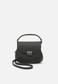 Sac à main en cuir noir avec un fond arrondi, fermeture à rabat, détail de logo embossé et une fine bandoulière. Surface texturée.