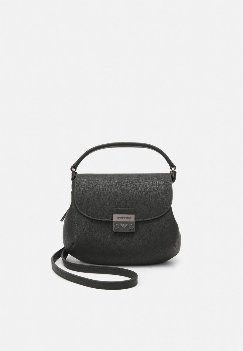 Sac à main en cuir noir avec un fond arrondi, fermeture à rabat, détail de logo embossé et une fine bandoulière. Surface texturée.