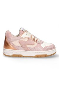 Roze en roségouden sneakers met suède, mesh en glitters. Voorzien van witte accenten, ronde veters en een rubberen zool.
