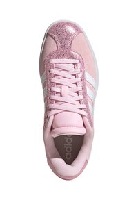 Zapatilla rosa con parte superior texturizada, acentos brillantes y rayas blancas. Cuenta con lengüeta acolchada, cordones y forro interior suave.