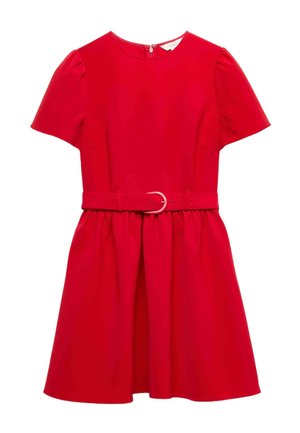 Czerwona sukienka z krótkim rękawem, dopasowaną talią, okrągłym dekoltem, paskiem z klamrą i rozkloszowanym dołem.