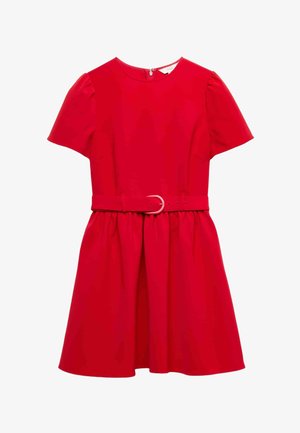 Czerwona sukienka z krótkim rękawem, dopasowaną talią, okrągłym dekoltem, paskiem z klamrą i rozkloszowanym dołem.