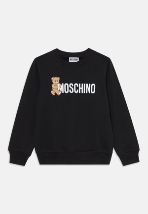 Sweat à manches longues noir avec des poignets côtelés, doté d'un graphique de ours en peluche tenant le "M" dans le texte blanc "MOSCHINO" sur la poitrine.