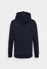 Felpa con cappuccio di un blu scuro realizzata in un tessuto morbido, caratterizzata da maniche lunghe, tasca a marsupio e polsini e orlo a costine.