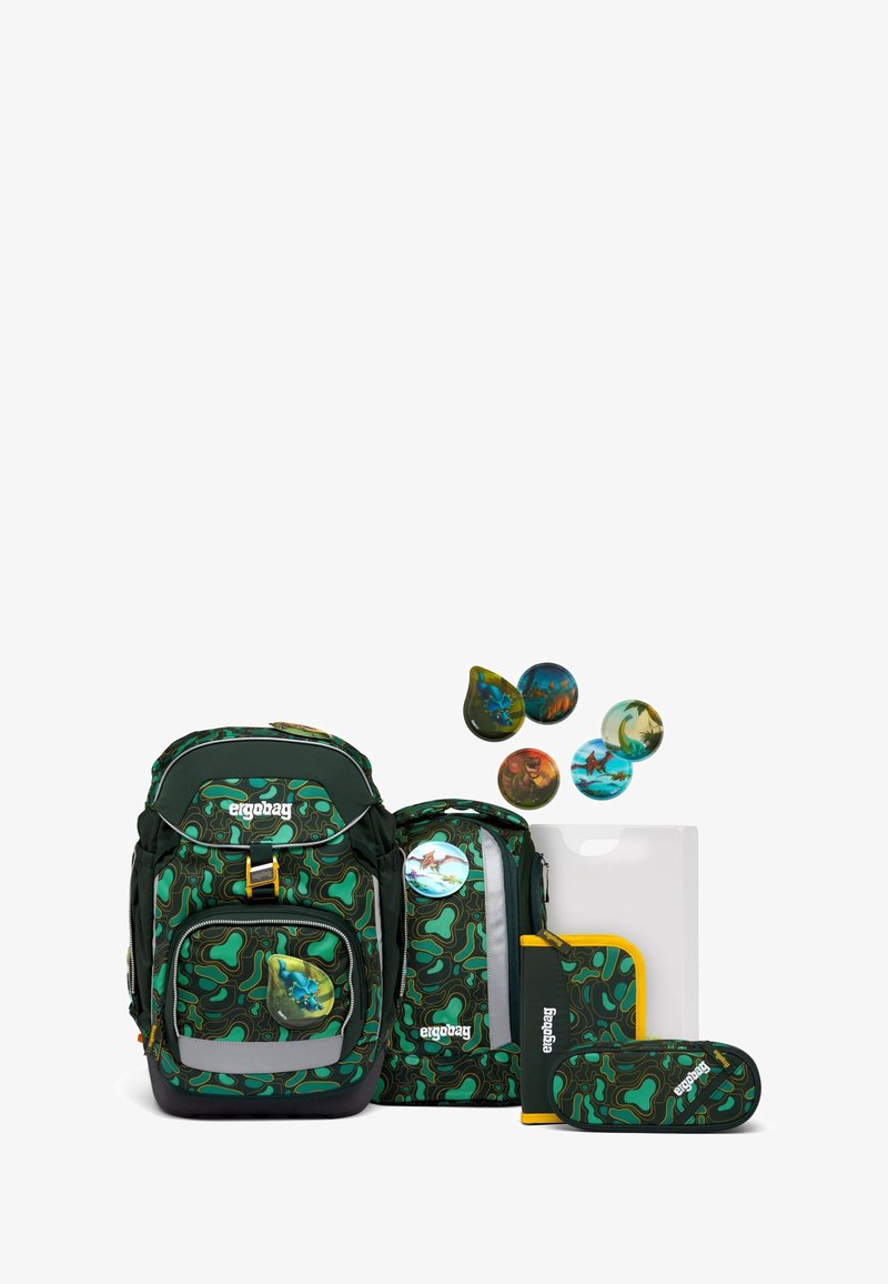Grüner Rucksack mit Mustern, der mehrere Fächer bietet und runde Accessoires mit unterschiedlichen Designs sowie einen transparenten Dokumentenhalter enthält.