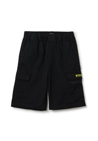 Pantalones cortos de carga negros, hechos de una tela duradera, con una cinturilla elástica, bolsillos laterales y una etiqueta amarilla prominente en el bolsillo frontal.