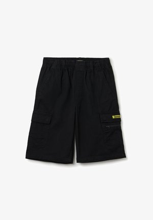 Shorts cargo noirs en tissu durable, avec une taille élastique, des poches latérales et une étiquette jaune bien visible sur la poche avant.