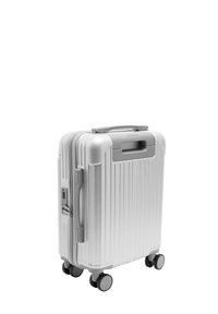 Srebrna twarda walizka z pionowymi rowkami, górnym uchwytem, podwójnymi zamkami błyskawicznymi i czterema wielokierunkowymi kółkami dla łatwej mobilności.
