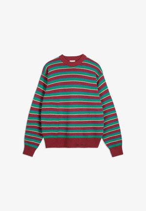 Långärmad stickad tröja med horisontella ränder i vinröd, grön, lila och vit, med ribbade ärmslut och fåll, på vit bakgrund.