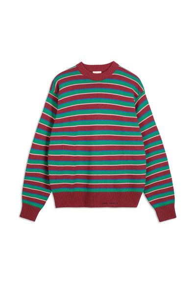 Maglione a maniche lunghe in maglia con righe orizzontali burgundy, verde, viola e bianco, con polsini e orlo a coste, su uno sfondo bianco.