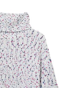 Pull en tricot avec un col haut et côtelé de couleur blanche, présentant un motif moucheté de fils roses, bleus et noirs. Texturé et ample.