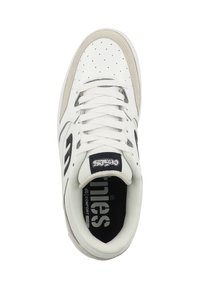 Bílé tenisky s texturovaným koženým svrškem, perforovanými detaily, šedými akcenty a černou stélkou s bílým a modrým logem.