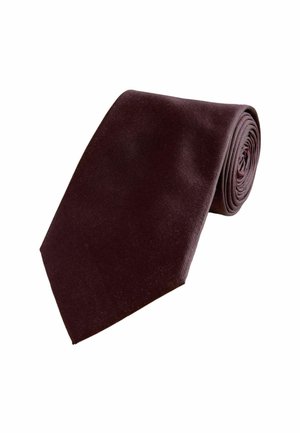 Rullet mørkebrun tekstureret slips med en spids ende på en hvid baggrund.