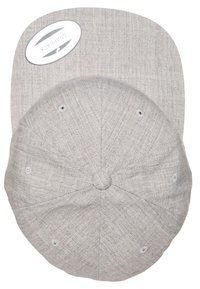 Lichtgrijze snapback pet gemaakt van gestructureerde stof, met een platte rand, geborduurde luchtgaten en een rond logo-op een patch aan de binnenkant.