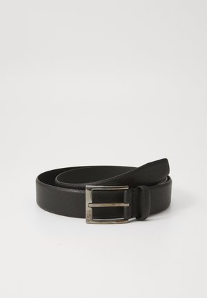 Černý kožený pásek s texturovaným povrchem, vybavený obdélníkovou stříbrnou kovovou sponou a hladkým vnitřním povrchem.