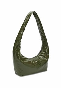 Olivengrüne, glänzende Schultertasche mit geschwungener Silhouette, einem Henkel und Reißverschluss. Glatte Textur mit minimalistischem Design.