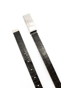Czarny skórzany pasek w wzór krokodyla z prostokątną srebrną klamerką z wygrawerowanym napisem "Michael Kors" oraz pięcioma otworami regulacyjnymi na białym tle.