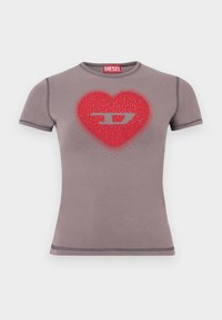 Γκρι κοντομάνικο T-shirt με εφαρμοστή γραμμή, διακοσμημένο με κόκκινη καρδιά και ασημένιο λογότυπο "D" με μικρές καρφίτσες στο στήθος.