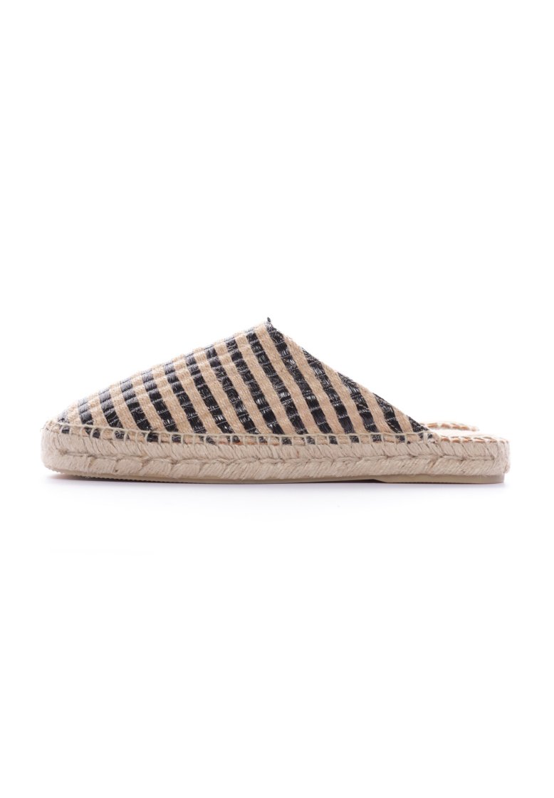 Espadrille de slip-on a rayas con suela de yute trenzado, que presenta una combinación de colores en beige y negro y una parte superior de tejido suave.
