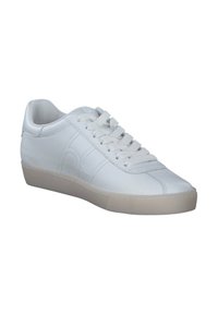 Baskets blanches en cuir lisse, dotées d'un bout rond, de lacets et d'une semelle en caoutchouc beige avec une légère texture et des détails de couture.