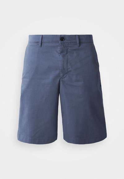 Marineblaue Baumwollshorts mit flacher Vorderseite, einfachem Knopfverschluss, zwei seitlichen Taschen und geradem Beinverlauf. Geschmeidige Textur, keine sichtbaren Muster.
