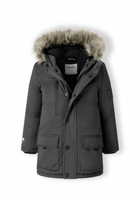 Parka grigia isolata con cappuccio foderato in pelliccia, dotata di chiusure a scatto e cerniera, numerose tasche e un tessuto resistente e testurizzato.