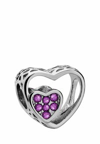 Zilveren hartvormige ring met een filigree ontwerp, met een kleiner hart ingelegd met zes paarse edelstenen.