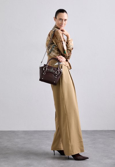 Vivienne Westwood BETTY SMALL HANDBAG - Sac à main - brown