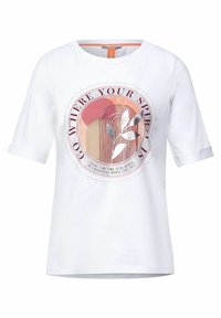 Biała koszulka z okrągłym dekoltem i podwiniętymi rękawami. Posiada kolorowy wzór graficzny z tekstem, abstrakcyjnymi kształtami i metalicznymi akcentami.
