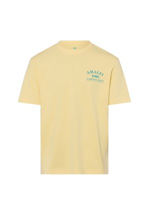 Bleekgele korte mouwen T-shirt met turquoise tekst "Amalfi 1986 Campania Italia" op de linkerborst en een ronde hals.