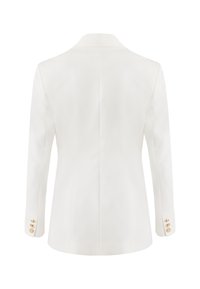 Bílý blejzr se spěchovaným designem, strukturovanými ramenními vycpávkami a třemi zlatými knoflíky na každém zápěstí. Hladký povrch, bez vzorů.