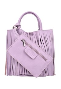 Fringe taske i lys lavendel læder med korte håndtag, aftagelig lynlåspose og tekstureret overflade. Dimensionerne fremhæver det kompakte design.