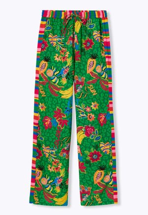 Pantalon vert avec une ceinture élastique présentant des motifs colorés de fruits tropicaux et de fleurs, et des panneaux latéraux rayés en rouge, rose, bleu et jaune.