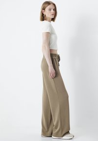 Ipekyol SLIM FIT ROUND NECK CROP - Jednoduché tričko - ecru