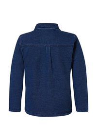 Mörkblå denimskjorta med långa ärmar, krage och ett plisse i ryggen. Har en rak nederkant och subtila sömnadsdetaljer.