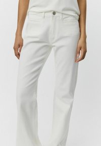 Pantaloni din denim alb cu un design drept, dotati cu buzunare frontale si posterioare, inchidere cu buton si o finisare neteda, texturata.