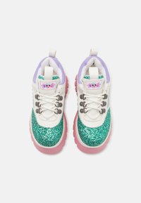 Sko med hvitt stoff på overdelen, grønne glitterdetaljer på tåen, lavendel krage og rosa gummisåle. Metalløyer for snøring.