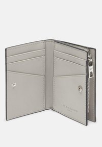 Graue Lederbörse mit einem Reißverschlussfach, mehreren Kartenfächern und einem metallischen Druckknopfverschluss. Strukturierte Oberfläche mit eingeprägtem Markennamen im Inneren.