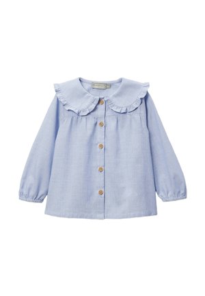 Blouse bleu clair à manches longues pour tout-petit, avec boutons en bois sur le devant et col Peter Pan à volants.