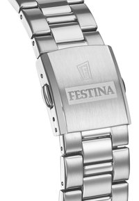 Bracelet de montre en acier inoxydable argenté avec des maillons brossés et polis, doté d'une boucle gravée du logo "Festina". Texture lisse.