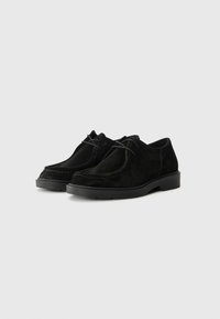 Schwarze Wildlederschuhe mit runder Zehenform, geschnürtem Vorderteil und schwarzer Gummisohle. Das Obermaterial zeigt sichtbare Nahtdetails.