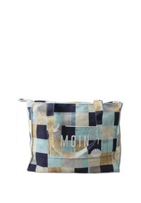 Tote Bag mit einem gesteppten Design in blauen, cremefarbigen und marineblauen Quadraten, die maritime Muster aufweisen. Enthält das Wort "MOIN" in Weiß.