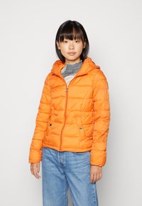 Casaco puffer de cor laranja brilhante, com capuz, fecho de zip, painéis texturizados e dois bolsos frontais com fechos de botão.