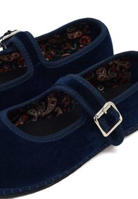 Granatowe zamszowe buty typu Mary Jane z srebrnymi klamrami i wkładkami z wzorem paisley.