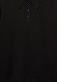 Cămașă polo neagră din bumbac texturat, cu un guler clasic, placket cu patru nasturi și tiv ribbed.
