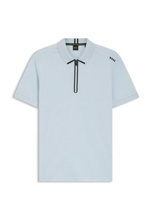Ανοιχτό μπλε κοντομάνικο πόλο μπλουζάκι με μαύρο φερμουάρ μισού μήκους στο μπροστινό μέρος, γιακά και το λογότυπο "BOSS" στον αριστερό ώμο και στην εσωτερική ετικέτα.