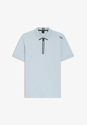 Lahka modra polo majica s kratkimi rokavi, črnim polovičnim zadrgo spredaj, ovratnikom ter logotipom "BOSS" na levem rami in notranji etiketi.