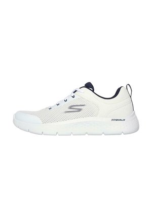 Zapatilla de malla blanca con un acabado suave, que presenta un acento en azul marino en el talón y los cordones. Suela ligera con patrones de tracción visibles.