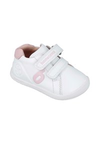 Zapato de cuero blanco con acentos rosas, que cuenta con dos correas de Velcro, puntera redondeada y suela texturizada. Logo visible en el lado exterior.