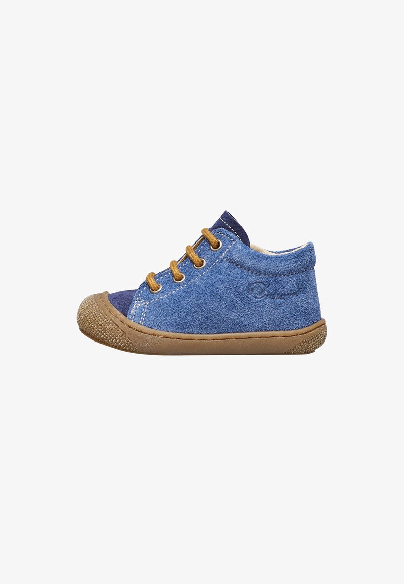 Chaussures pour tout-petits en daim bleu avec semelle en caoutchouc marron, bout rond et trois œillets marron. Présente des textures contrastantes et des détails de couture.